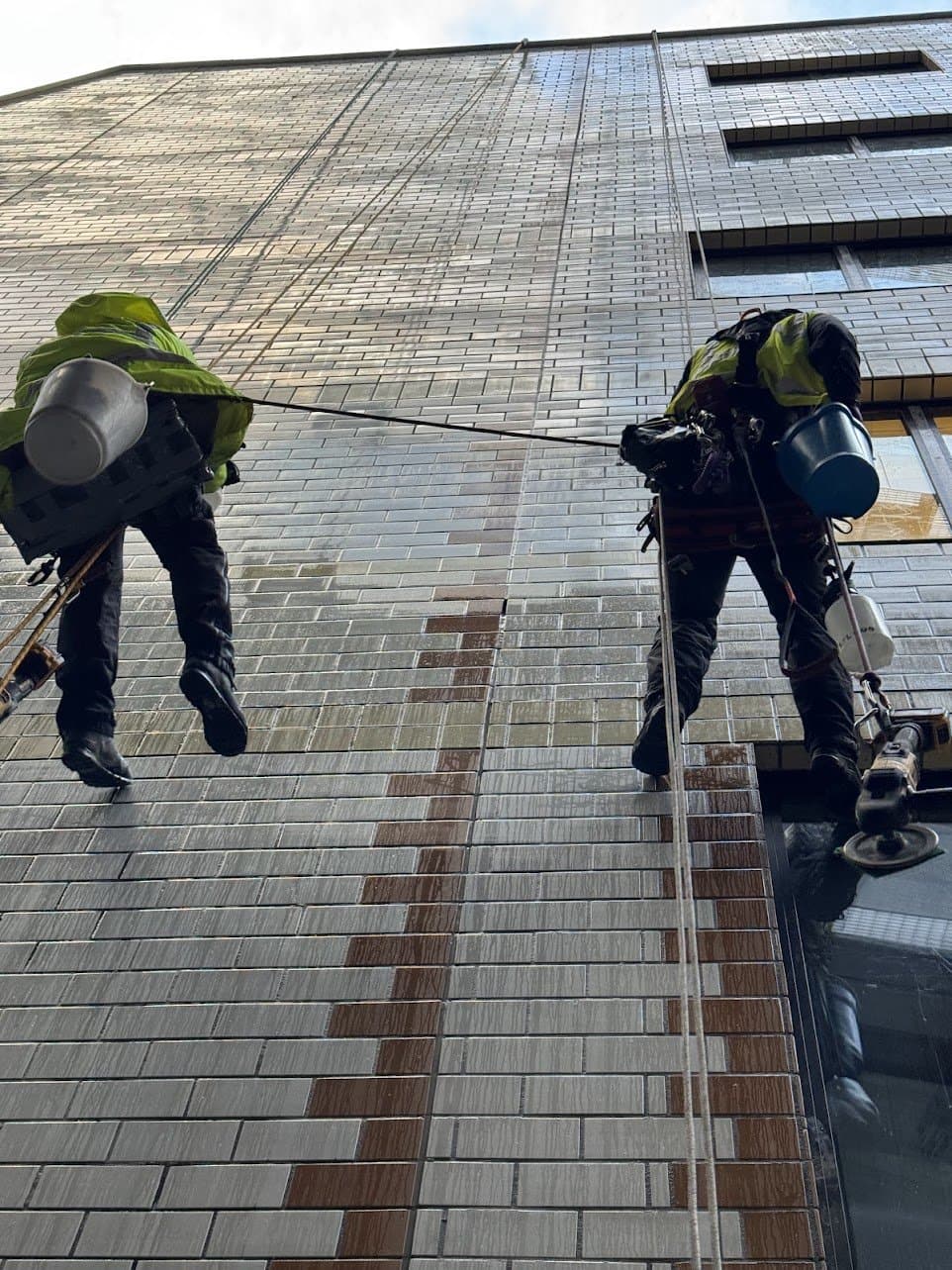 Polisher and suction pad tethered to the harness so nothing can fall